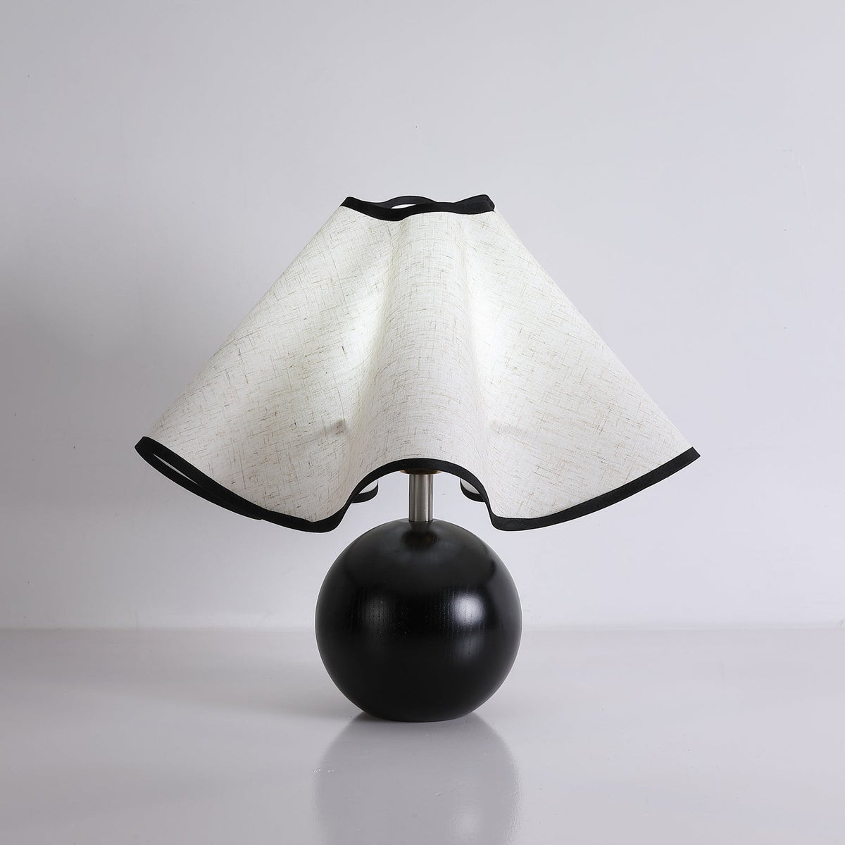 Wavecrest Tischlampe Wellenförmiger Stoffschirm mit Holzfuß ∅15″ E26/E27 Leinenbezug Beige Walnuss Schwarz Inline-Schalter 59″ Kabel Organisches Wellen-Design Sansoti