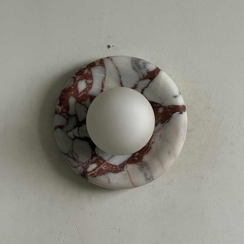 Runde Design-Wandleuchte mit Marmor-Rückplatte und Glaskugel für Flur und Schlafzimmer | Sansoti