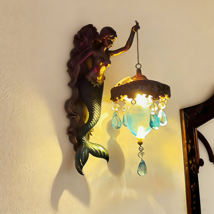Lampa ścienna Syrena, żywica syntetyczna, szkło i kryształ, 20cm, do sypialni, przedpokoju i salonu, oświetlenie nastrojowe, dekoracyjna lampa ścienna do wnętrz | Sansoti
