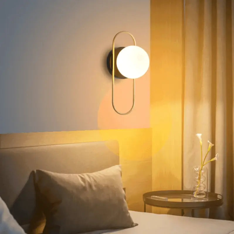 Aplique de pared de esfera de cristal industrial de aluminio negro y dorado 58cm | Sansoti