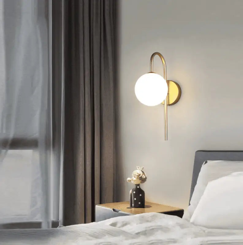 Aplique de pared de esfera de cristal industrial de aluminio negro y dorado 58cm | Sansoti