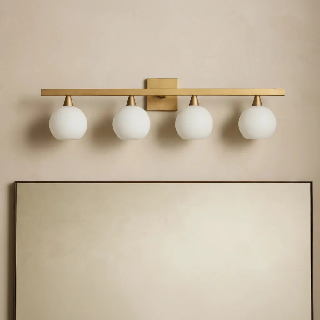Wandleuchte mit vier Alabaster-Lampenschirmen und Messingrahmen für stimmungsvolle Beleuchtung im Wohnzimmer oder Schlafzimmer | Sansoti