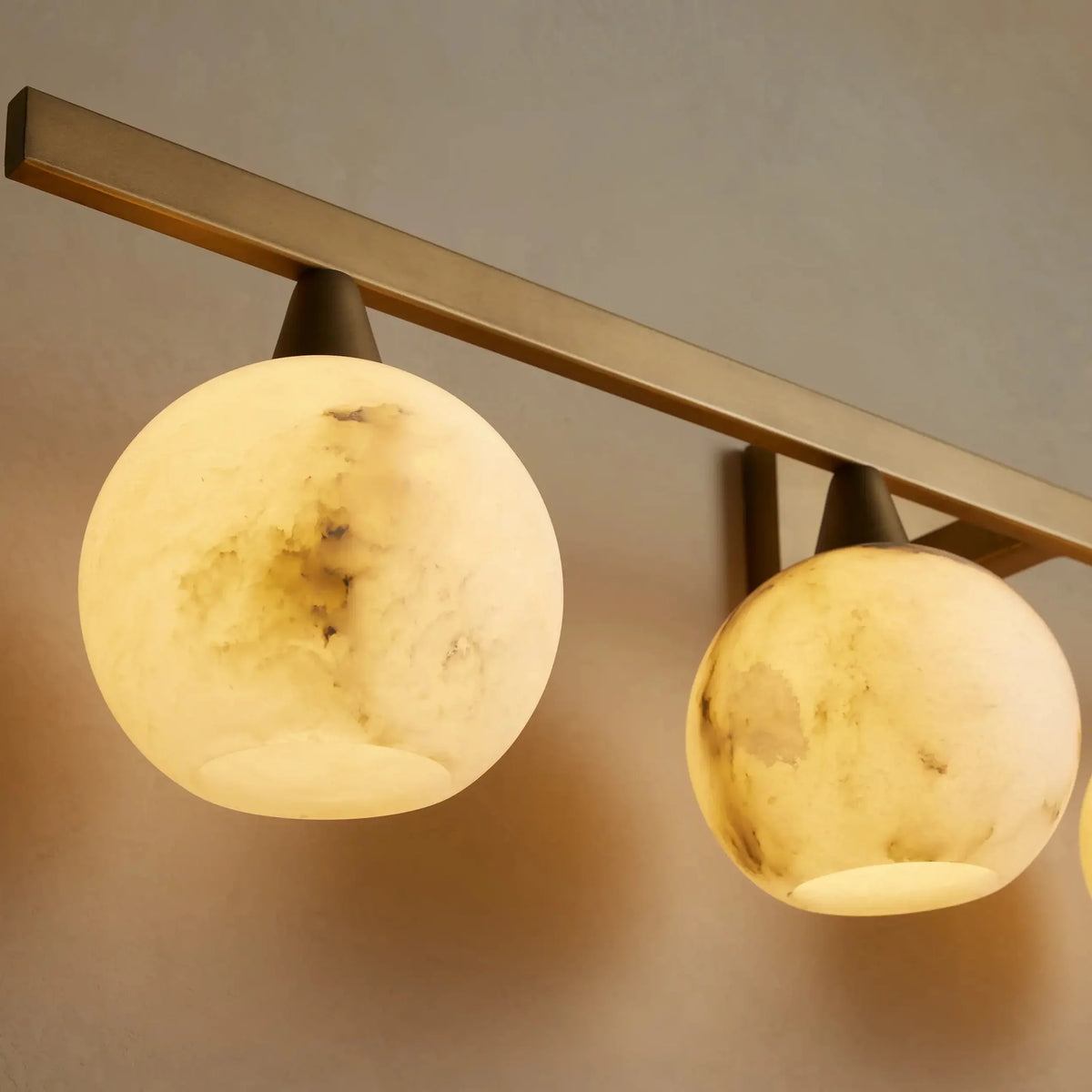 Wandleuchte mit vier Alabaster-Lampenschirmen und Messingrahmen für stimmungsvolle Beleuchtung im Wohnzimmer oder Schlafzimmer | Sansoti