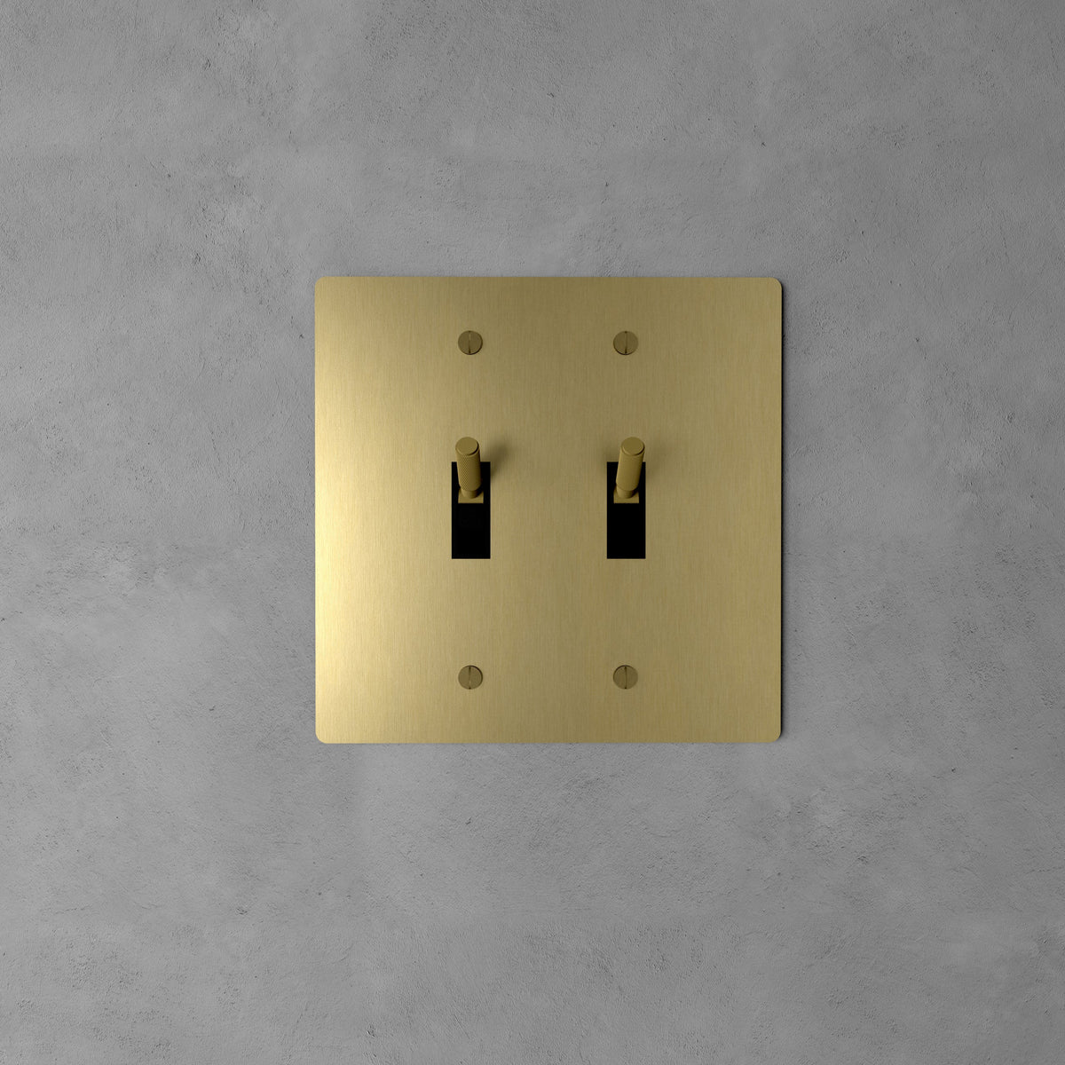 Luxuriöser Messing-Kippschalter mit minimalistischem Design und hochwertiger Verarbeitung | Sansoti