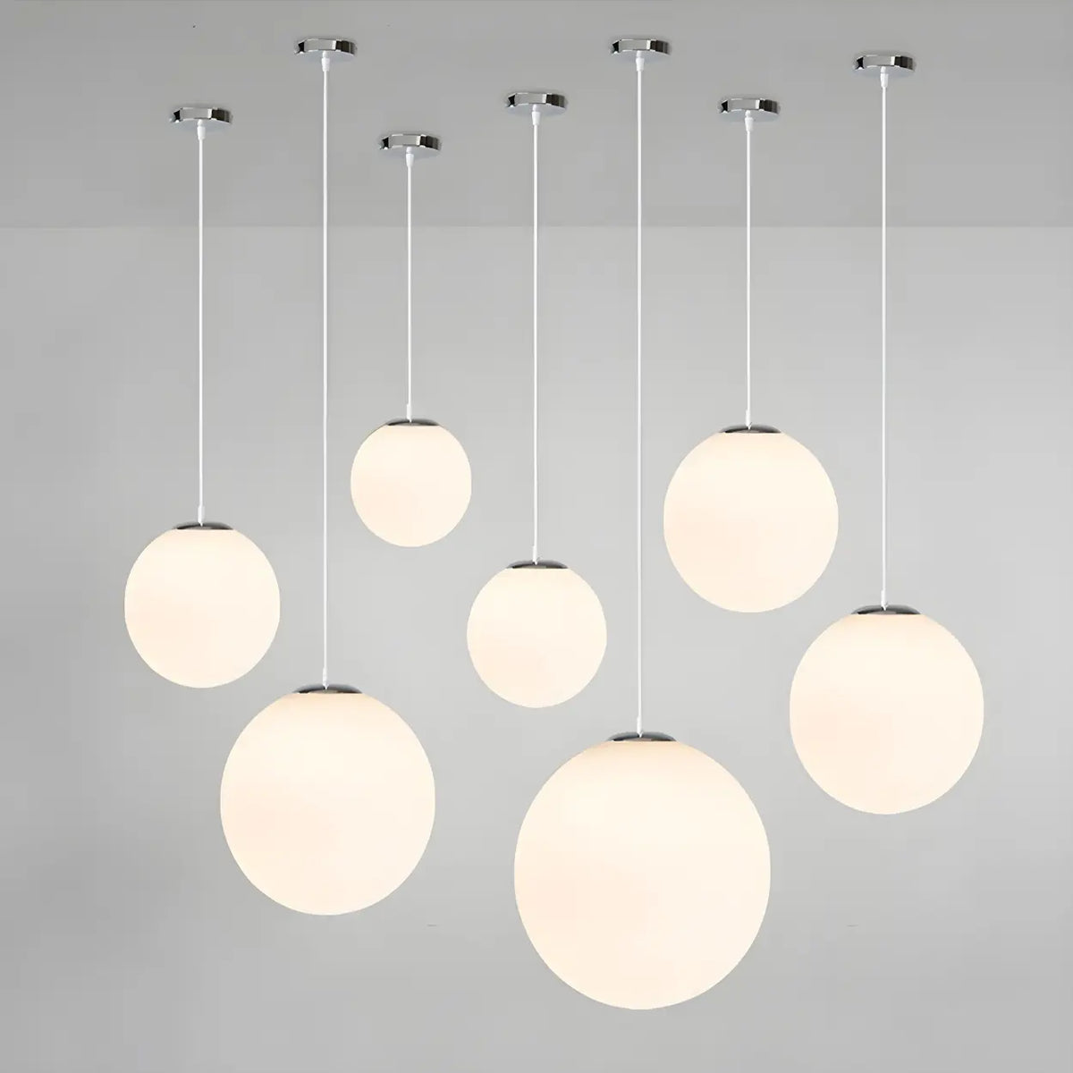 Moderne Witte Globe Hanglamp van Glas met Ronde Bolvorm in Diverse Maten voor Eetkamer en Woonkamer | Sansoti
