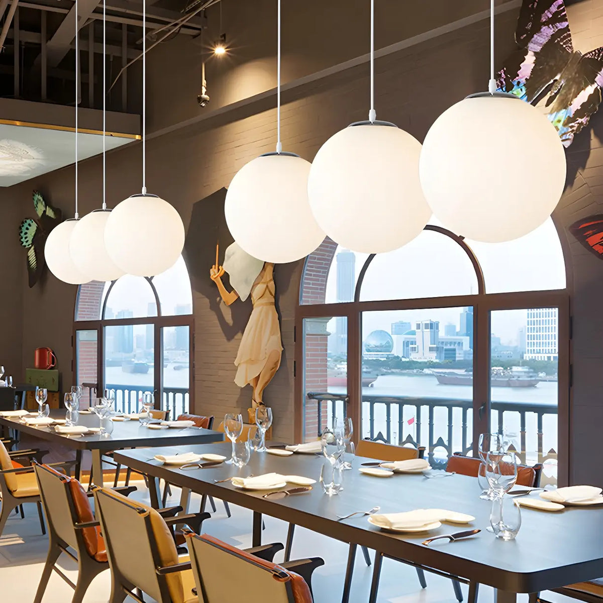 Moderne Witte Globe Hanglamp van Glas met Ronde Bolvorm in Diverse Maten voor Eetkamer en Woonkamer | Sansoti