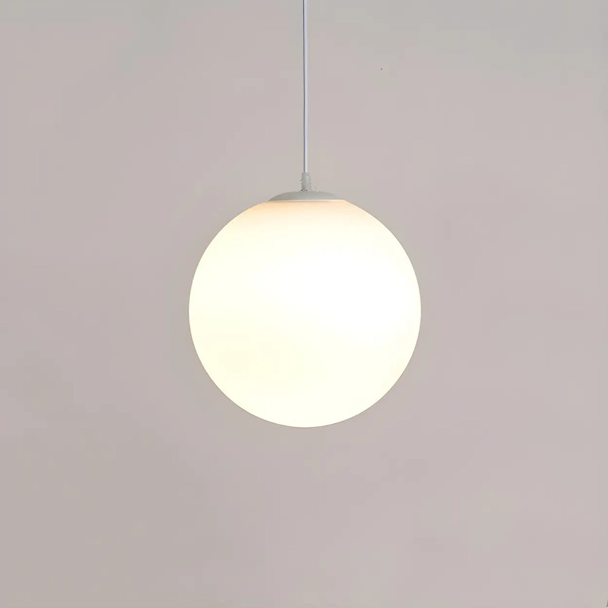 Moderne Witte Globe Hanglamp van Glas met Ronde Bolvorm in Diverse Maten voor Eetkamer en Woonkamer | Sansoti