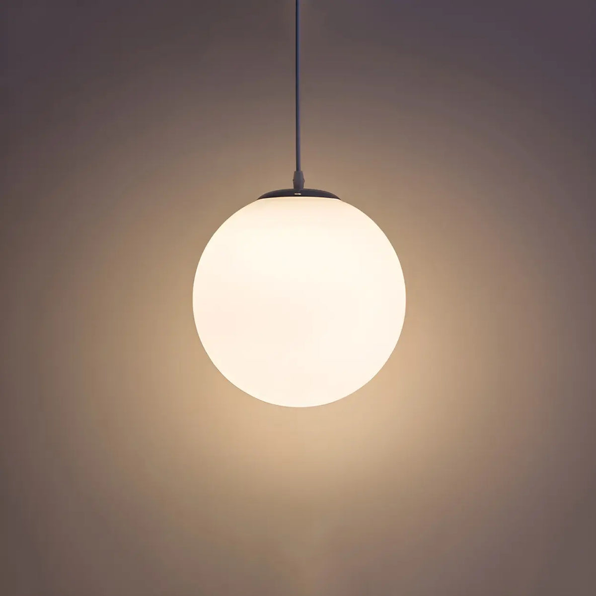 Moderne Witte Globe Hanglamp van Glas met Ronde Bolvorm in Diverse Maten voor Eetkamer en Woonkamer | Sansoti