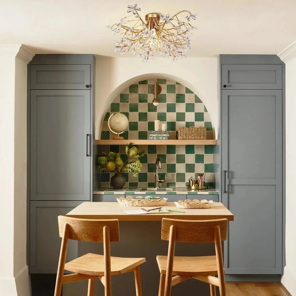 Kristall-Deckenleuchte Ø70 cm, Eisen, handgefertigte Blütenoptik, vier Leuchten, elegantes venezianisches Design für das Wohnzimmer | Sansoti
