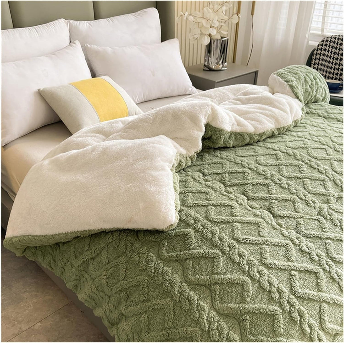 Double-Sided Sherpa Fleece Throw with Geometric Pattern, Warm and Comfortable, for the Living Room, Bedroom, Sofa, or Bed | Sansoti