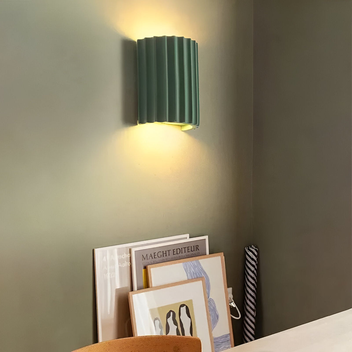 Aplique de pared de resina con forma escultórica ondulada, estilo nórdico, blanco, verde, gris, dormitorio, recibidor | Sansoti