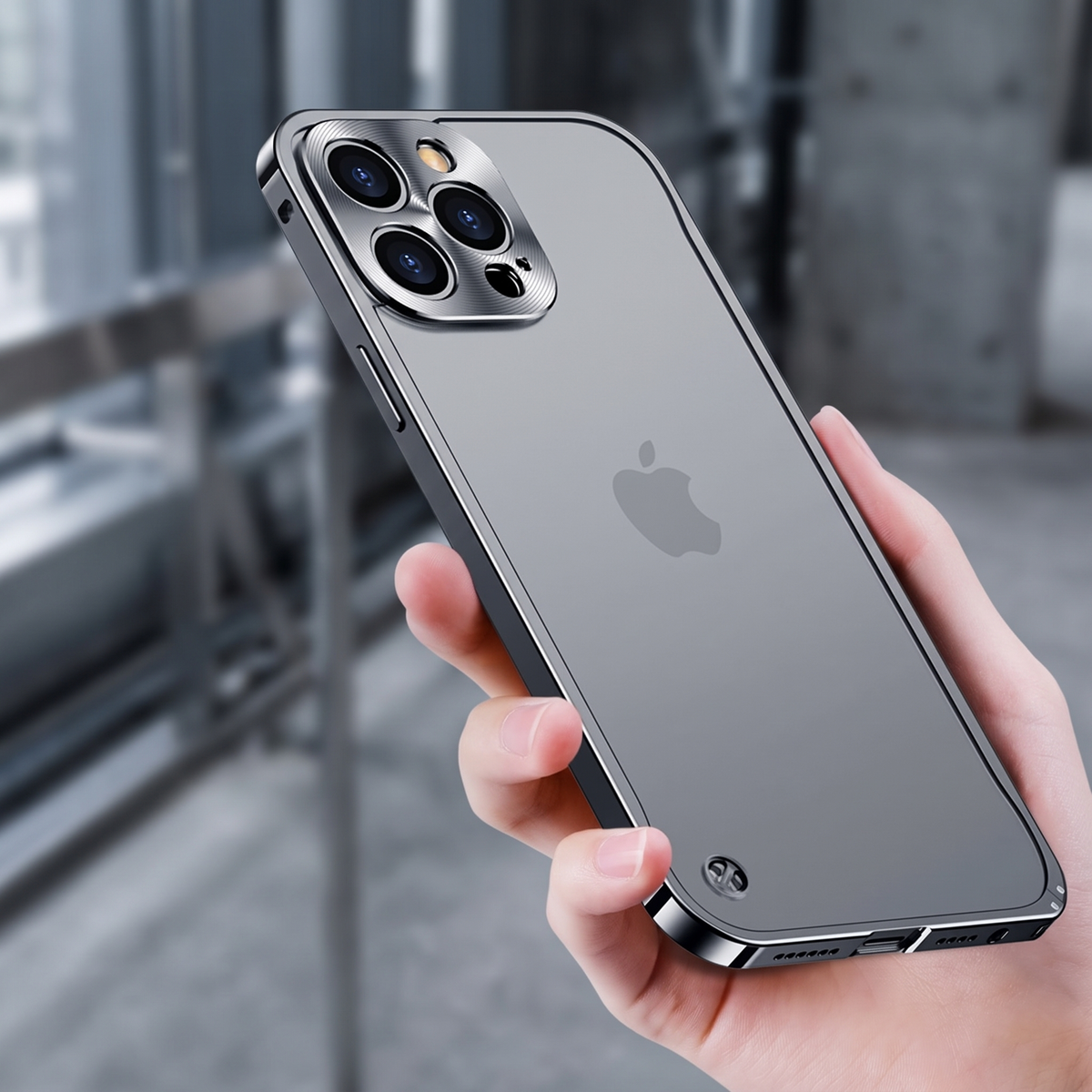 Aluminium bumper hoesje om een telefoon in de hand