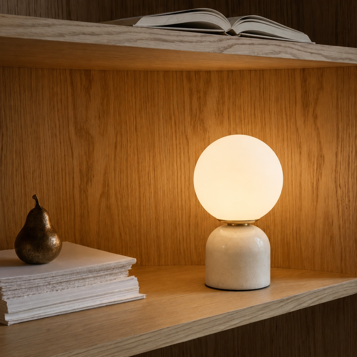 Tischlampe mit Marmorfuß und mattem Glaskugel-Schirm – Warmweiß LED 3000K – Skandinavisches Design für den Nachttisch | Sansoti