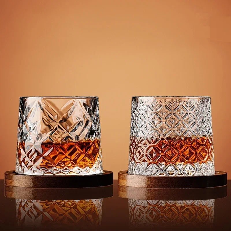 Kryształowe szklanki do whisky z zaokrąglonym dnem i drewnianą podstawką | Sansoti