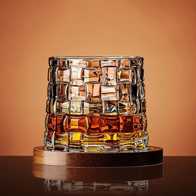 Kryształowe szklanki do whisky z zaokrąglonym dnem i drewnianą podstawką | Sansoti