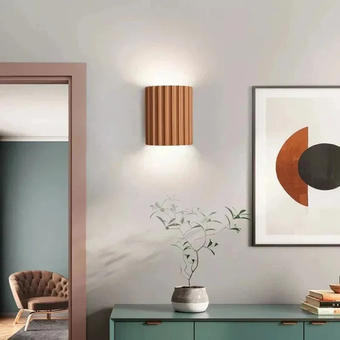 Aplique de pared de resina con forma escultórica ondulada, estilo nórdico, blanco, verde, gris, dormitorio, recibidor | Sansoti