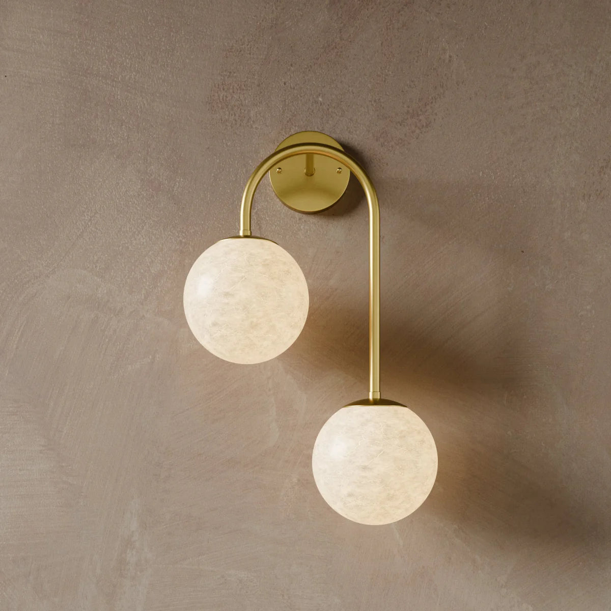Alabaster Hanglamp Van Natuursteen Met Zachte Warme Gloed En Sculpturaal Design | Sansoti