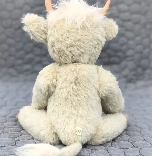 Handgefertigtes Kuscheltier Hochlandrind, 25 cm, mit Blumendekoration, Plüschspielzeug für Kinder und Babyzimmer | Sansoti