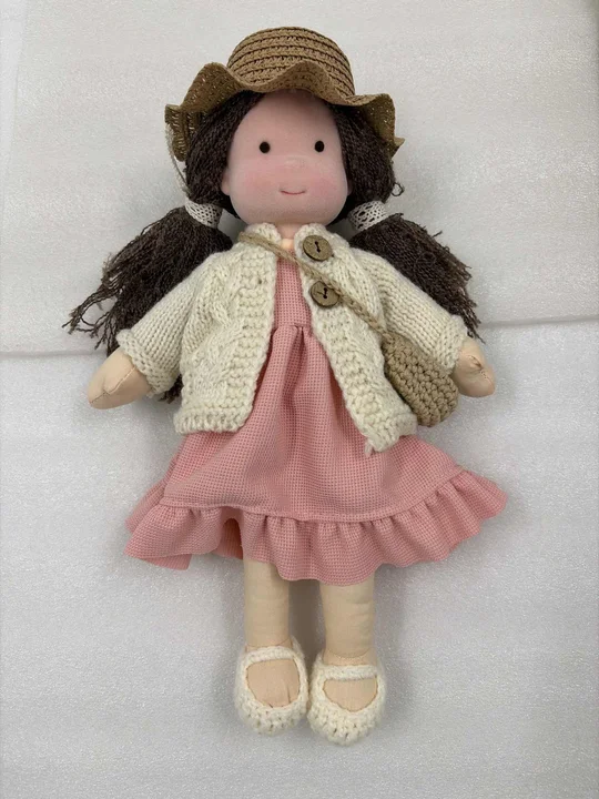Ręcznie wykonana lalka waldorfska – miękkie dzianinowe ubrania, naturalne materiały, 40 cm | Sansoti