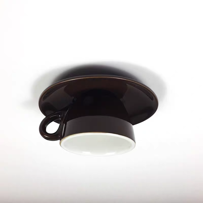 Plafonnier en céramique au design tasse à café, éclairage LED, installation lumineuse ludique pour le salon ou la chambre | Sansoti