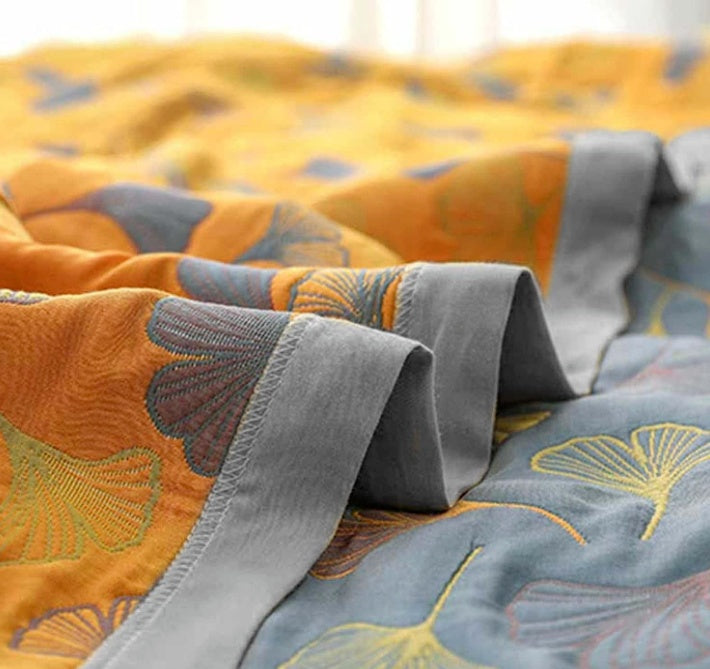 Ginkgo-Blätter-Plaid – Wendbare, wattierte Dekorationdecke mit botanischem Blattmuster in Gelb und Blau für Sofa, Bett oder Picknick | Sansoti