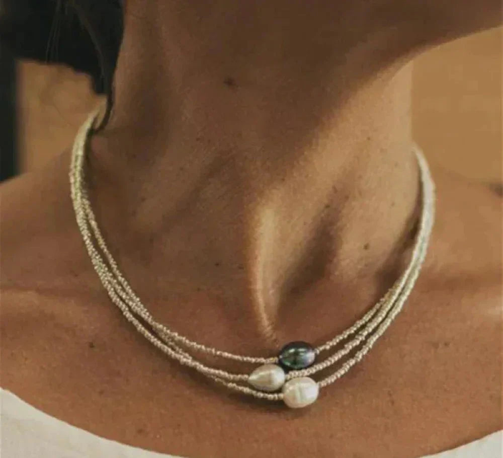 Halskette mit Perlmuttglanz und funkelnden Steindetails, elegante Damenkette für festliche Anlässe | Sansoti