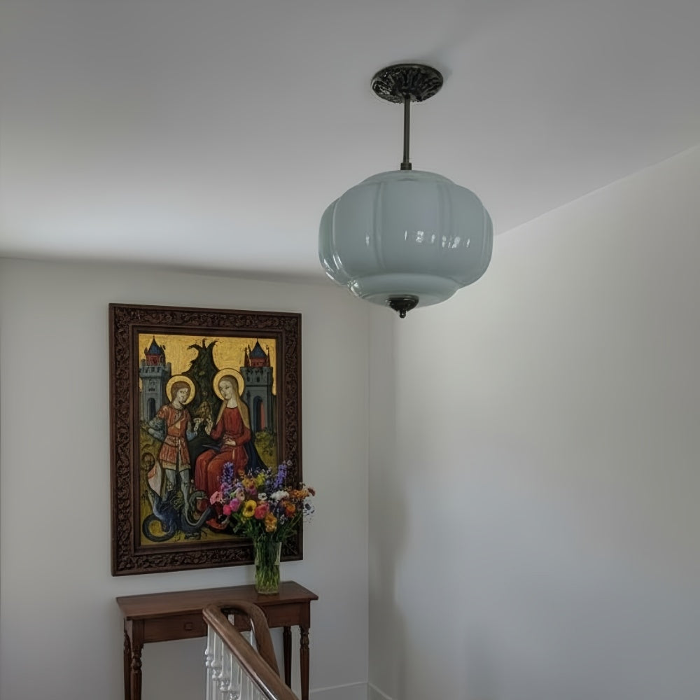 Plafonnier vintage en verre opalin bord sculpté blanc rose vert bleu verre mat clair suspension semi-encastrée laiton finition noire | Sansoti