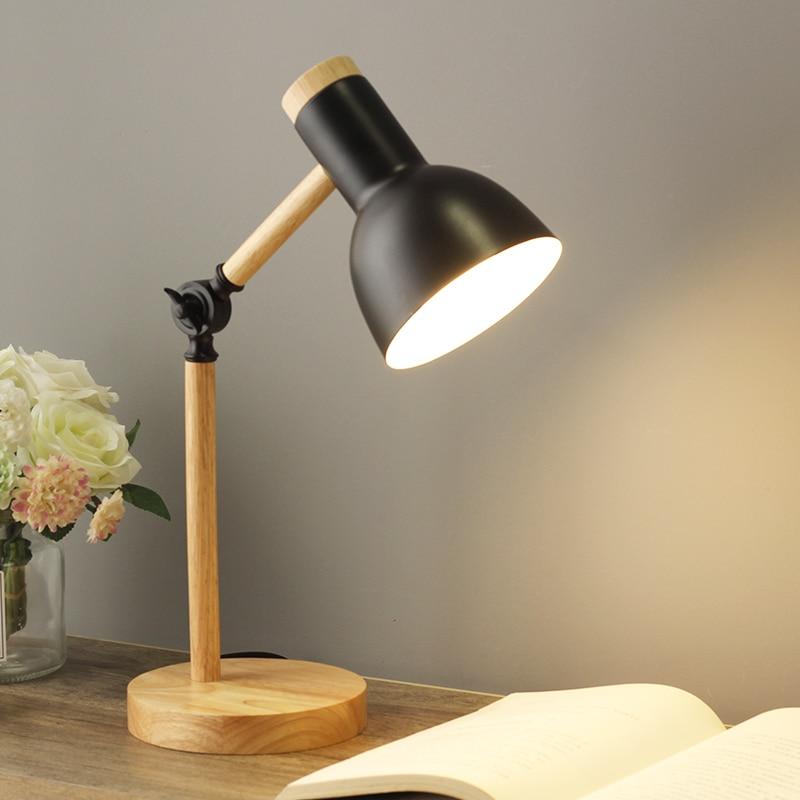 Lampe de bureau et de table scandinave avec pied en bois et abat-jour métallique réglable pour espace de travail et table de chevet | Sansoti
