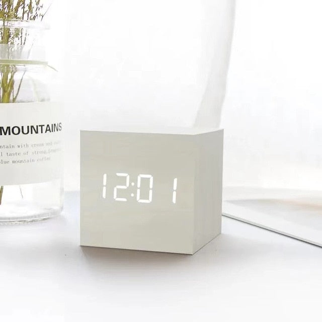 Wecker LED Würfel Holzoptik 6x6x6 cm Schwarz Nachttisch Schreibtisch digitale Uhr mit Temperatur Schlummerfunktion Tonaktivierung | Sansoti