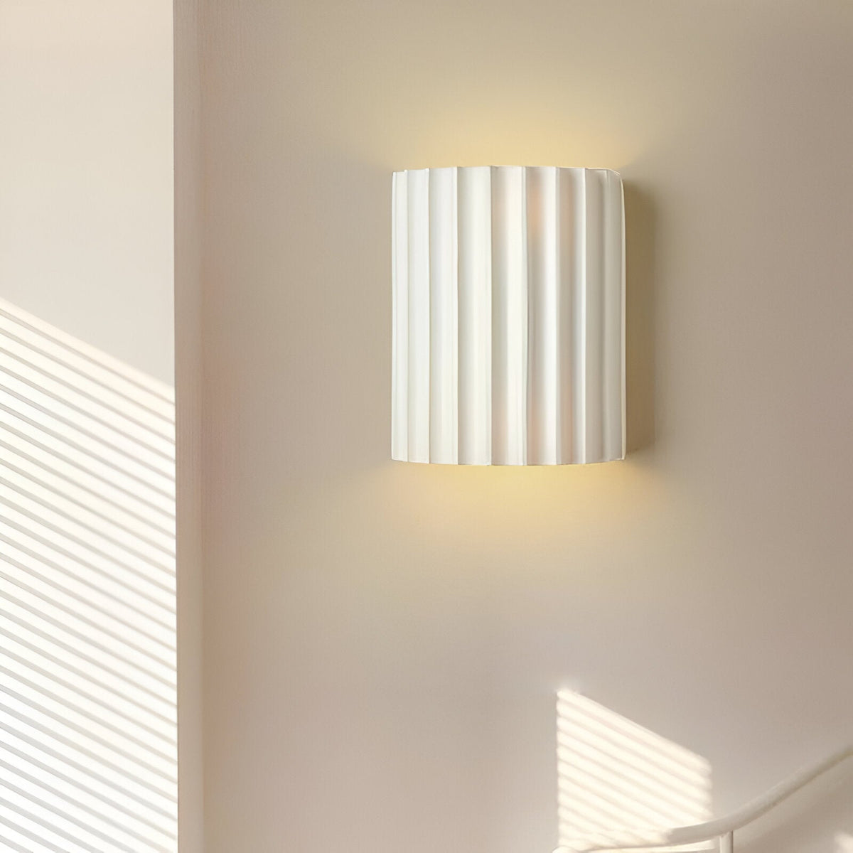 Aplique de pared de resina con forma escultórica ondulada, estilo nórdico, blanco, verde, gris, dormitorio, recibidor | Sansoti