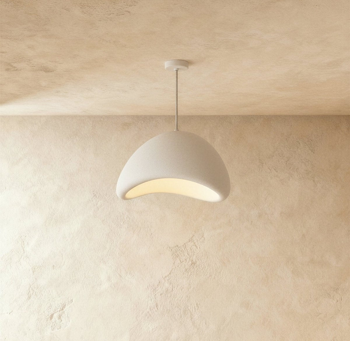 Minimalistyczna japońska lampa wisząca o organicznym kształcie i delikatnym nastrojowym oświetleniu | Sansoti