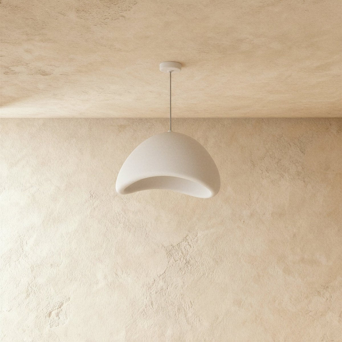 Minimalistyczna japońska lampa wisząca o organicznym kształcie i delikatnym nastrojowym oświetleniu | Sansoti
