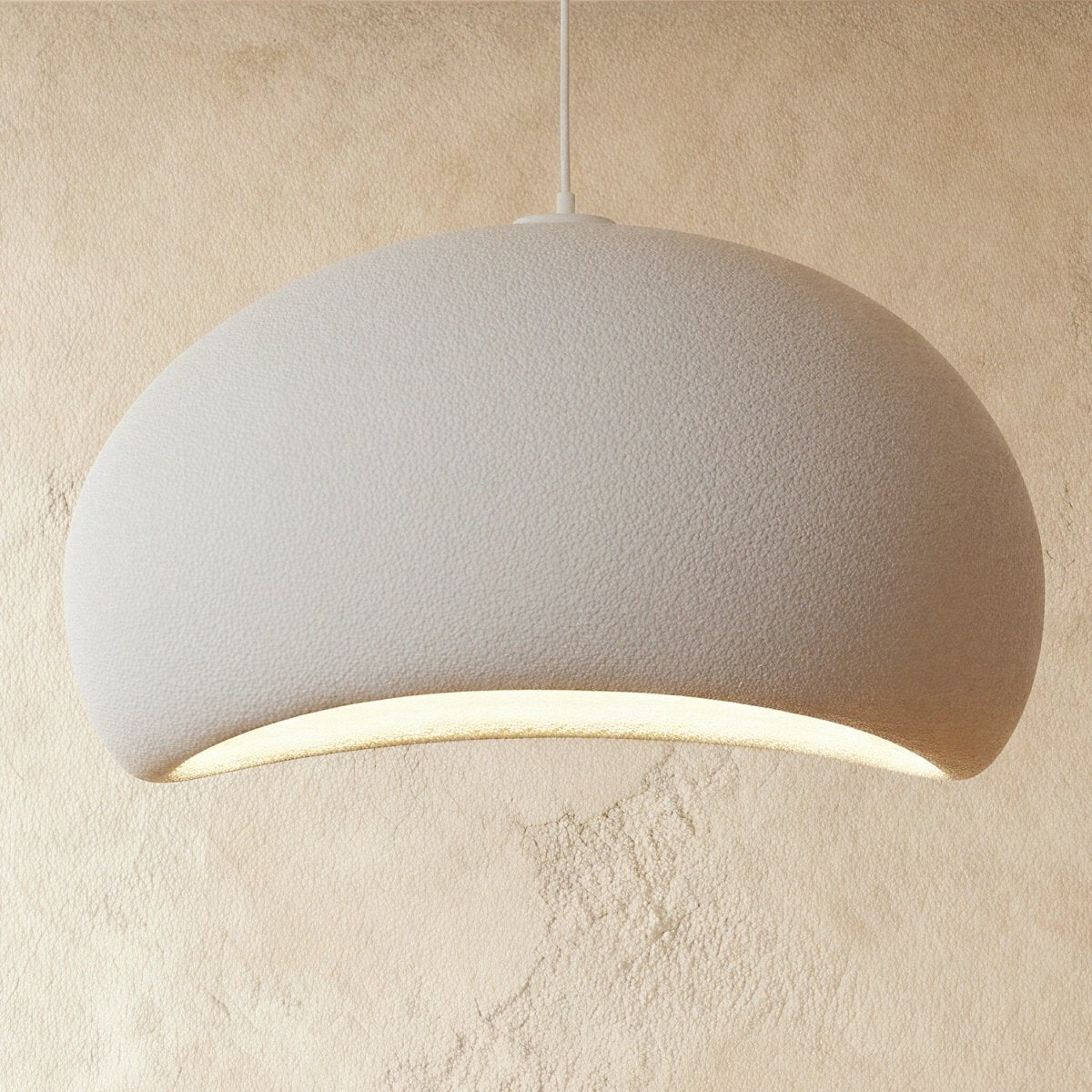 Minimalistyczna japońska lampa wisząca o organicznym kształcie i delikatnym nastrojowym oświetleniu | Sansoti