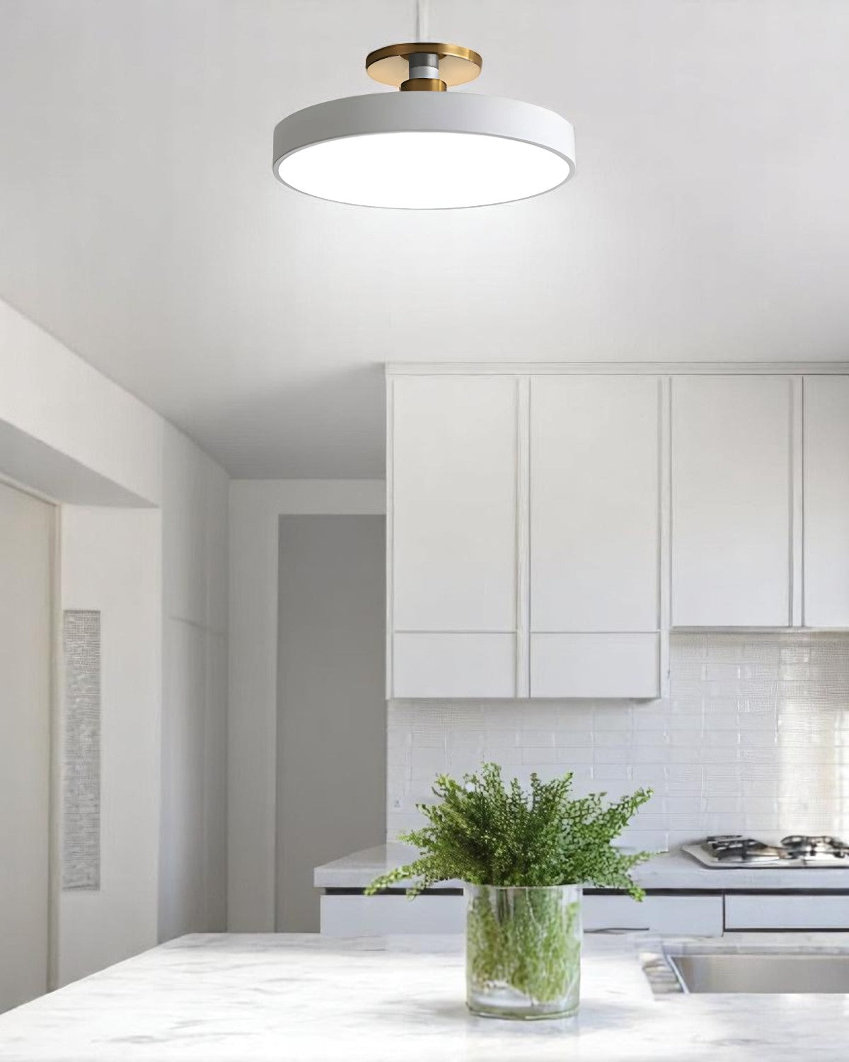 Moderne runde Deckenleuchte mit Golddetail und Acryl-Diffusor – minimalistische Semi-Flush-Designbeleuchtung für Wohn- und Schlafzimmer | Sansoti