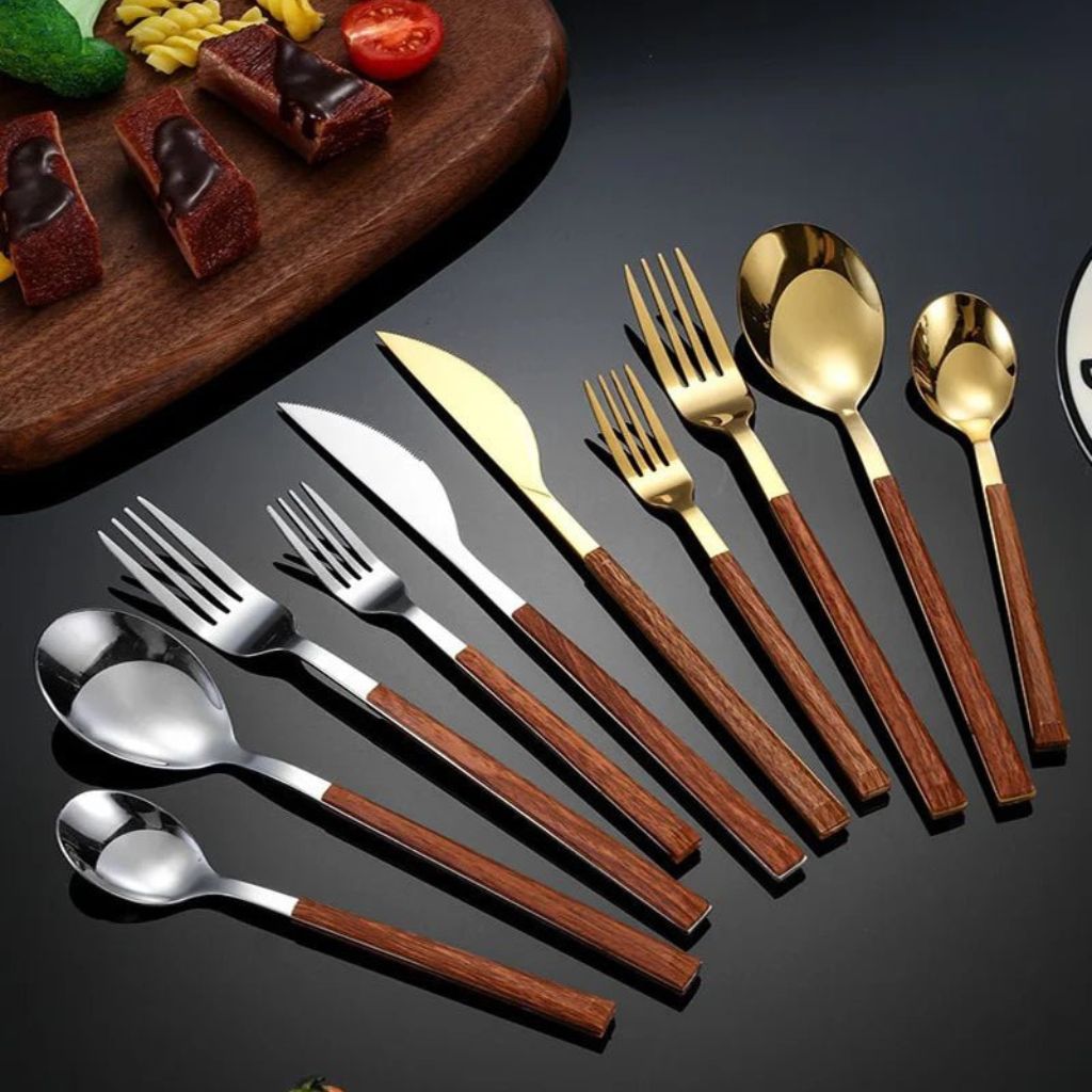 30-teiliges Besteckset mit Griffen in Holzoptik, Gold, Silber und Edelstahl, für 6 Personen, spülmaschinenfest und langlebig | Sansoti