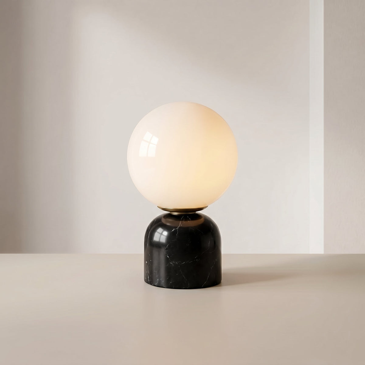 Tischlampe mit Marmorfuß und mattem Glaskugel-Schirm – Warmweiß LED 3000K – Skandinavisches Design für den Nachttisch | Sansoti
