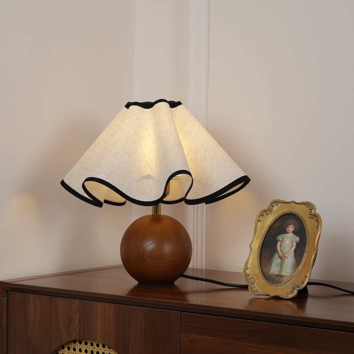 Wavecrest Tischlampe Wellenförmiger Stoffschirm mit Holzfuß ∅15″ E26/E27 Leinenbezug Beige Walnuss Schwarz Inline-Schalter 59″ Kabel Organisches Wellen-Design Sansoti