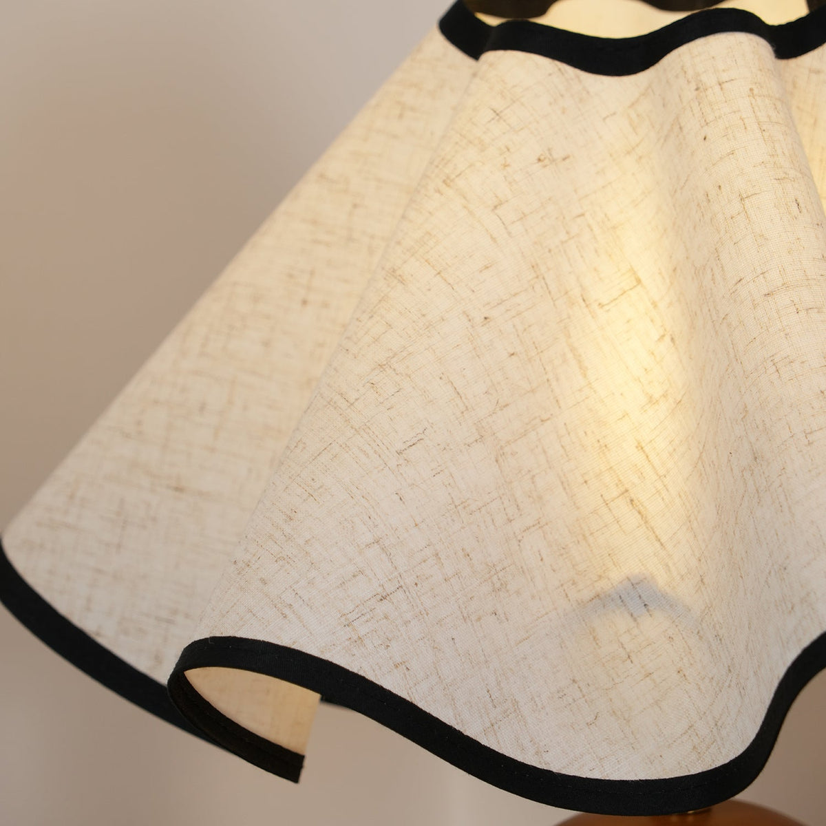 Wavecrest Tischlampe Wellenförmiger Stoffschirm mit Holzfuß ∅15″ E26/E27 Leinenbezug Beige Walnuss Schwarz Inline-Schalter 59″ Kabel Organisches Wellen-Design Sansoti