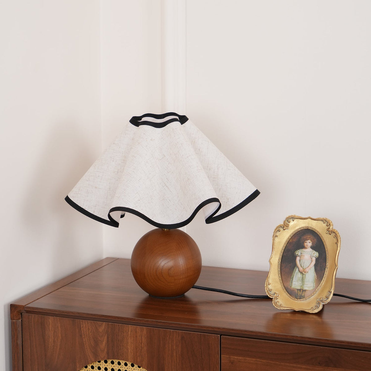 Wavecrest Tischlampe Wellenförmiger Stoffschirm mit Holzfuß ∅15″ E26/E27 Leinenbezug Beige Walnuss Schwarz Inline-Schalter 59″ Kabel Organisches Wellen-Design Sansoti