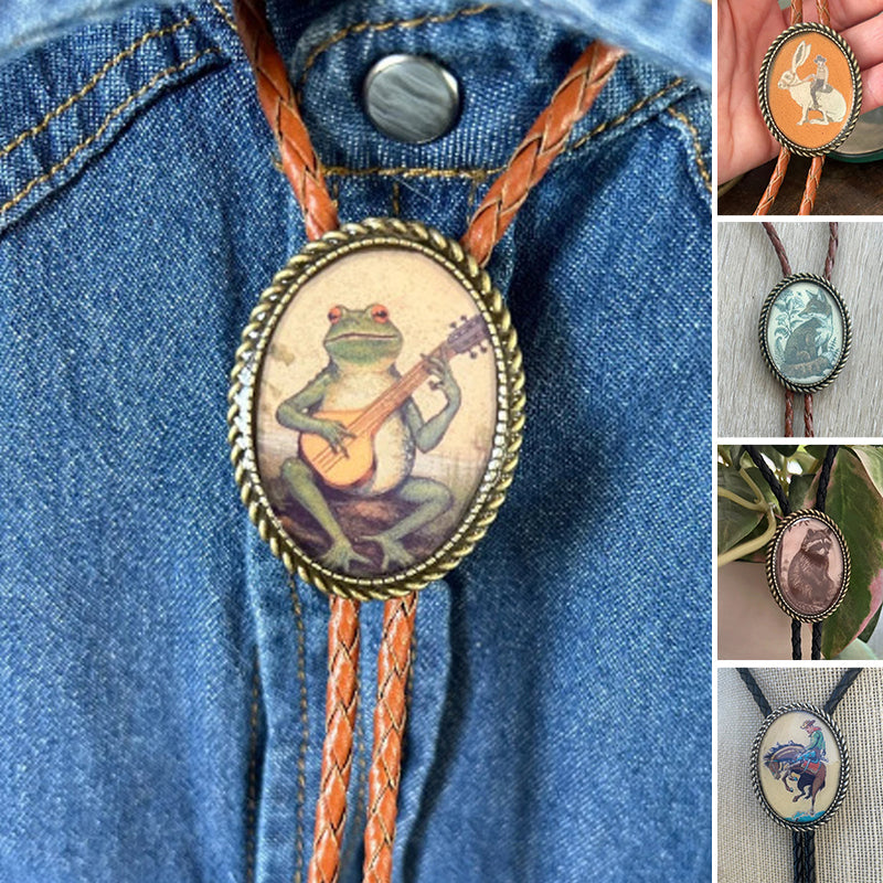 Western bolo tie with frog and banjo motif – adjustable leather tie for an authentic cowboy style | Sansoti
