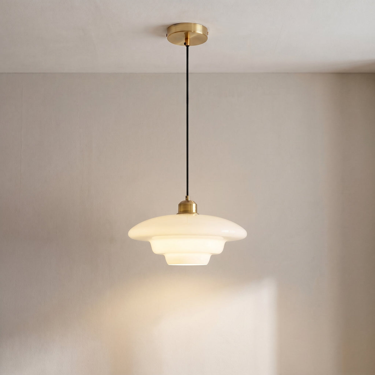 Melkwitte Glazen Hanglamp E27 Fitting met IJzeren Plafondbevestiging voor Keuken Eetkamer Hal Woonruimte | Sansoti