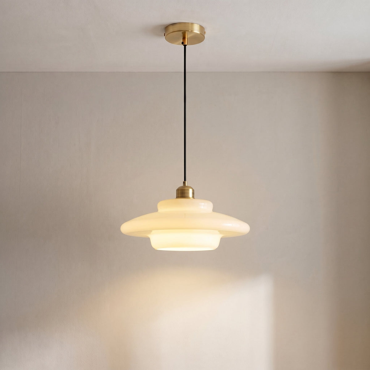 Melkwitte Glazen Hanglamp E27 Fitting met IJzeren Plafondbevestiging voor Keuken Eetkamer Hal Woonruimte | Sansoti